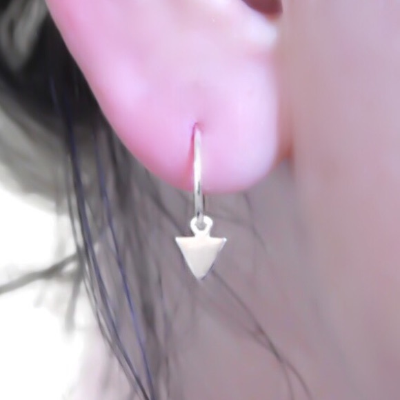 925 sterling silver tiny triangle seamless sleeper hoop earrings - Picture 2 of 8